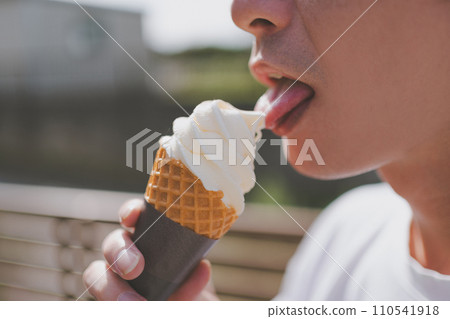 霜淇淋 冰淇淋 吃 110541918