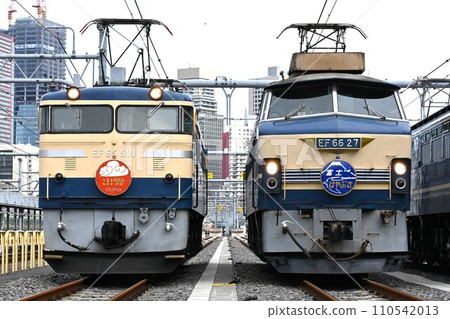 EF65型電力機車（出雲）和EF66型電力機車（富士/隼）在車輛段排列 110542013