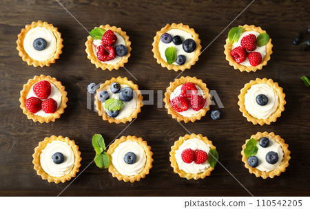 Fresh berry tart 110542205