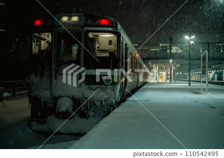 夜間列車停靠在無人值守的雪地月台 夜間列車停靠在無人值守的雪地月台 110542495