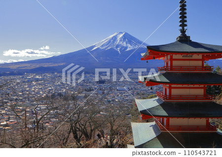 山梨縣新倉山淺間公園的富士山,2022 年冬季 山梨縣新倉山淺間公園的富士山,2022 年冬季 110543721