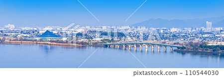 Kusatsu City, a city on the shores of Lake Biwa, is a commuter town and satellite city of Kyoto and Osaka [Urban landscape in Shiga Prefecture] 110544030