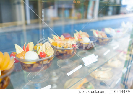 咖啡店裡排列著復古食品樣品 110544479