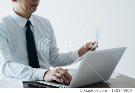 檢查分類帳的一位男性商人的手 110544500