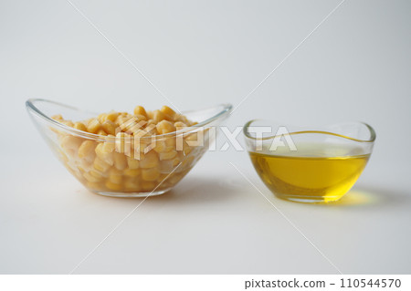 Corn oil with fresh corn on table  110544570