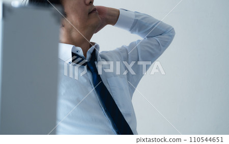 商人因工作而疲憊不堪 110544651