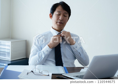 一個累了、鬆開領帶的商人 110544675