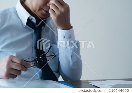 商人因長時間工作而疲憊不堪 商人因長時間工作而疲憊不堪 110544690