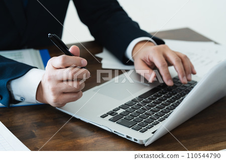 做文書工作的商人的手 做文書工作的商人的手 110544790