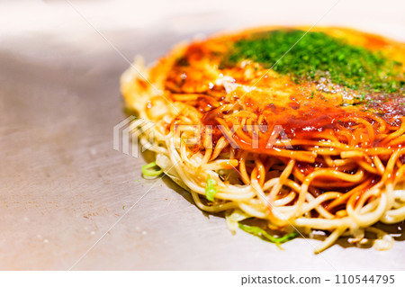 廣島風格的御好燒是廣島靈魂美食的特產【廣島美食圖片】 廣島風格的御好燒是廣島靈魂美食的特產【廣島美食圖片】 110544795