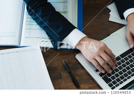 做文書工作的商人的手 做文書工作的商人的手 110544853