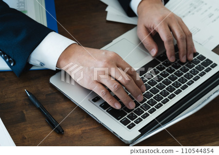 做文書工作的商人的手 110544854