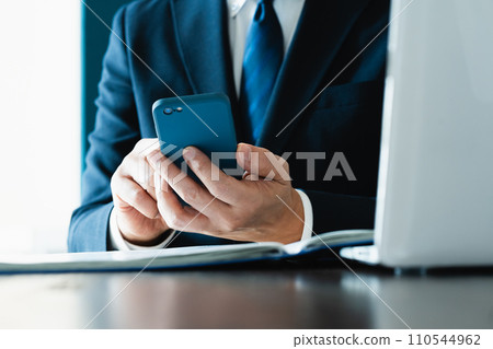 Hand of a businessman sending an email with a smartphone 110544962