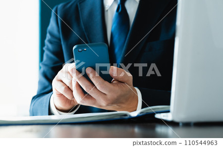 Hand of a businessman sending an email with a smartphone 110544963