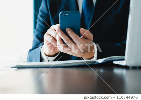 Hand of a businessman sending an email with a smartphone 110544970