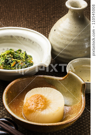 Furofuki daikon and sake 110545008