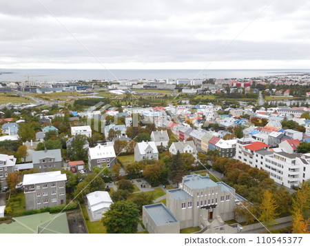 冰島夏季雷克雅維克從 Hallgrímskirkja 教堂看到的景色 南雷克雅維克機場 冰島夏季雷克雅維克從 Hallgrímskirkja 教堂看到的景色 南雷克雅維克機場 110545377