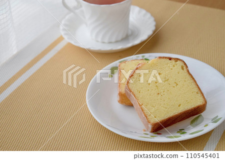 檸檬蛋糕和紅茶的茶時間場景 110545401
