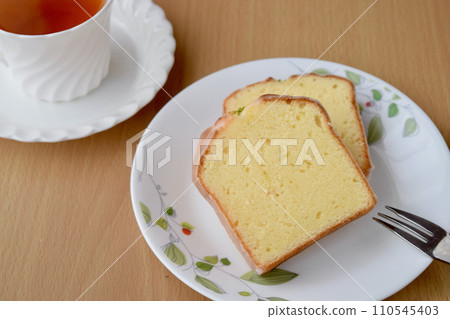 檸檬蛋糕和紅茶的茶時間場景 110545403