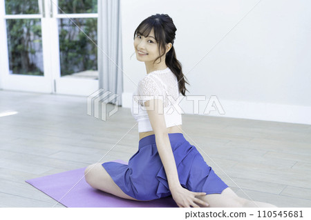 做瑜伽的年輕女子的後視圖 110545681