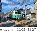 運行在城市的電車 110545827