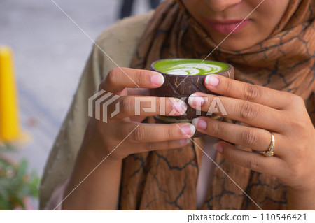 young women drinking matcha latte young women drinking matcha latte 110546421
