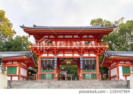 京都府京城八坂神社西塔門在冬天 京都府京城八坂神社西塔門在冬天 110547564