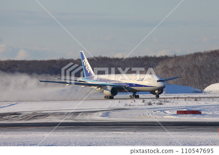 New Chitose Airport in winter_B777 takeoff plane New Chitose Airport in winter_B777 takeoff plane 110547695
