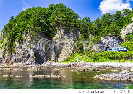 Gono Line train seen from Gangara Ana, Resort Shirakami, Fukaura Town, Aomori Prefecture 110547766
