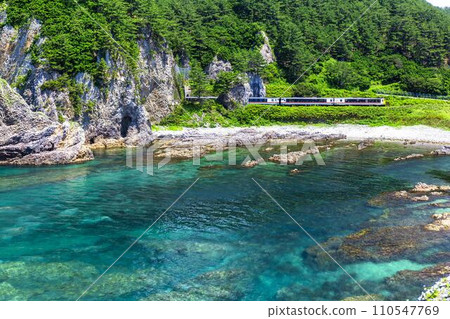 從青森縣深浦町白神度假村 Gangara Ana 看到的五能線列車 從青森縣深浦町白神度假村 Gangara Ana 看到的五能線列車 110547769