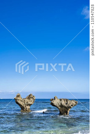 沖繩縣今歸仁村Tinu海灘,漂浮在藍天大海中的心形岩石 沖繩縣今歸仁村Tinu海灘,漂浮在藍天大海中的心形岩石 110547828