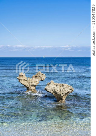 沖繩縣今歸仁村Tinu海灘,漂浮在藍天大海中的心形岩石 沖繩縣今歸仁村Tinu海灘,漂浮在藍天大海中的心形岩石 110547829