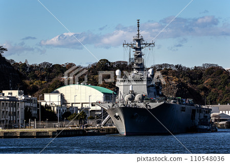 海上自衛隊運輸艦大隅號在大規模救災派遣中也發揮積極的物資運輸作用。 110548036