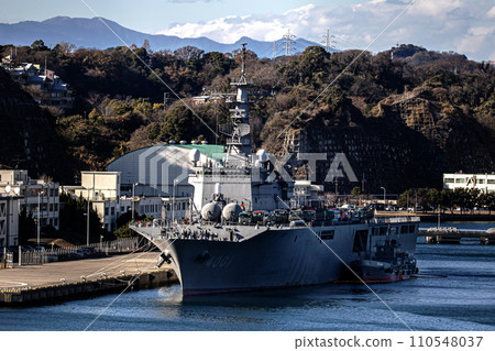 Maritime Self-Defense Force transport ship Osumi, which also plays an active role in transporting supplies during large-scale disaster relief dispatches. 110548037