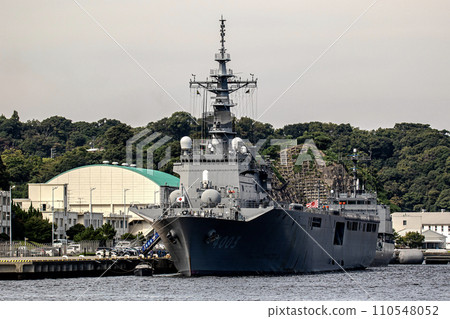 國東號是海上自衛隊的運輸艦，在大規模救災派遣中也扮演積極的物資運輸角色。 110548052