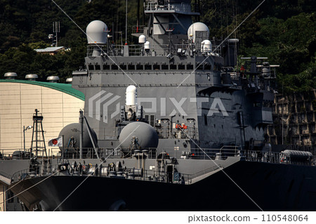 海上自衛隊運輸艦大隅號在大規模救災派遣中也發揮積極的物資運輸作用。 110548064