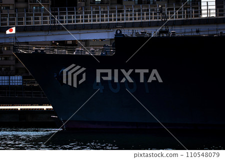 Maritime Self-Defense Force transport ship Osumi, which also plays an active role in transporting supplies during large-scale disaster relief dispatches. 110548079