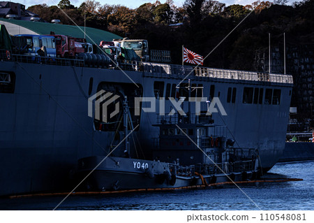 海上自衛隊運輸艦大隅號在大規模救災派遣中也發揮積極的物資運輸作用。 110548081