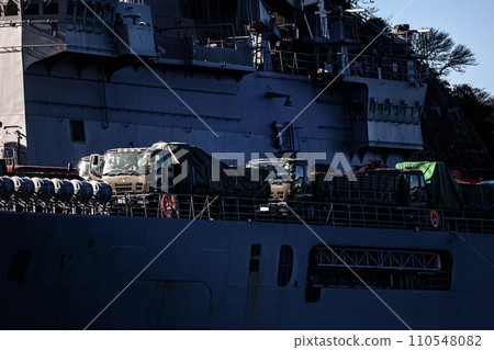 Maritime Self-Defense Force transport ship Osumi, which also plays an active role in transporting supplies during large-scale disaster relief dispatches. 110548082