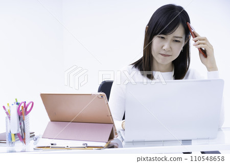 一個在工作中感覺不舒服的女人 110548658