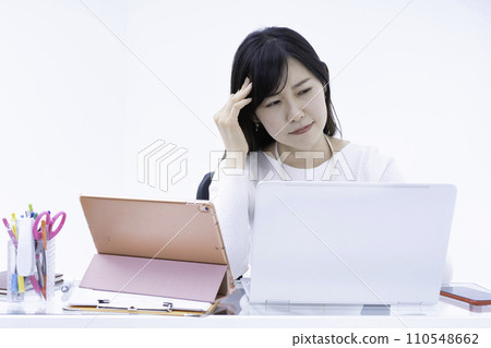 一個在工作中感覺不舒服的女人 一個在工作中感覺不舒服的女人 110548662