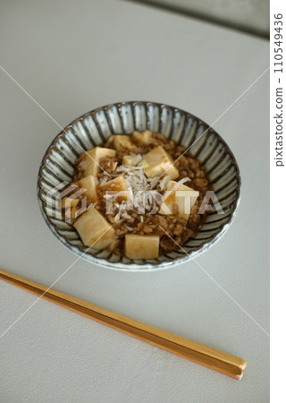 日式麻婆豆腐裝在碗裡 日式麻婆豆腐裝在碗裡 110549436