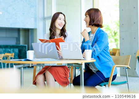 在咖啡館工作的女商人 110549616