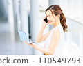 打電話給的女商人 110549793