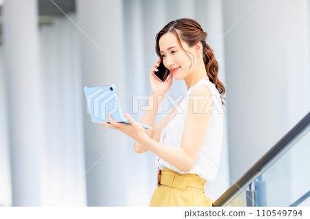 Business woman making a phone call 110549794