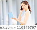 打電話給的女商人 110549797