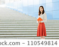 站在樓梯上的女商人 110549814