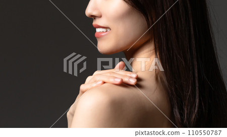 亞洲美女、轉頭的女性、皮膚護理 110550787