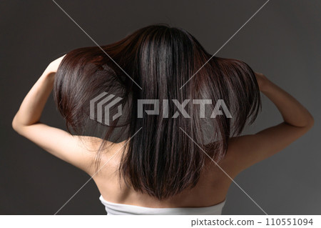 A woman who scrapes hair 110551094