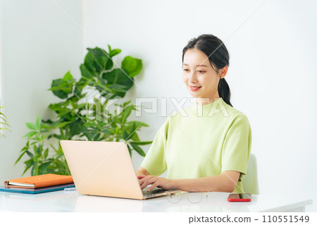 婦女在筆記本電腦上工作 110551549